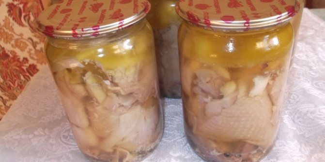 Банки с консервированным мясом