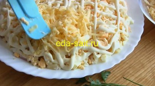 Четвертый слой салата с ананасами и ветчиной твердый сыр