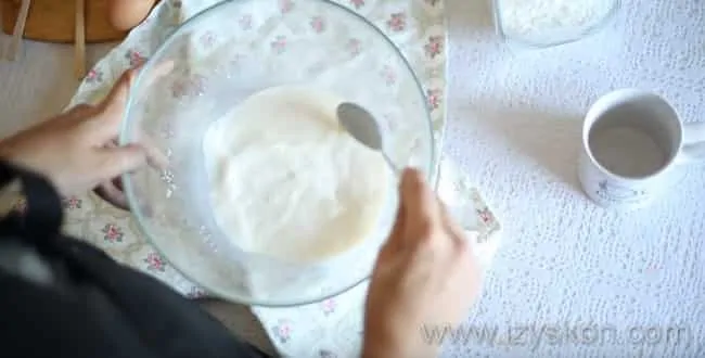Что бы приготовить гавайскую пиццу с ананасами и ветчиной - замешиваем тесто с жидких ингредиентов