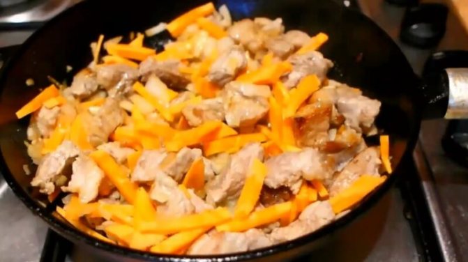 добавляем лук и морковь