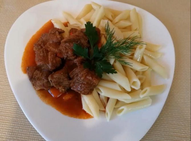 Гуляш из говядины с мукой и томатной пастой