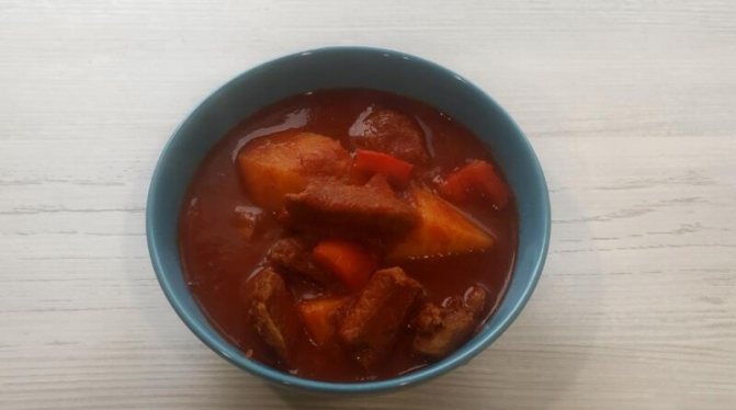 Гуляш из говядины с помидорами и болгарским перцем