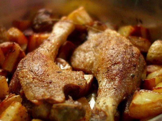 Гусь в духовке кусочками с яблоками