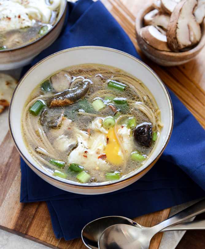 лапша с курицей и грибами