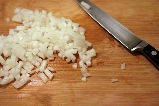 Лук очистим и измельчим кубиками