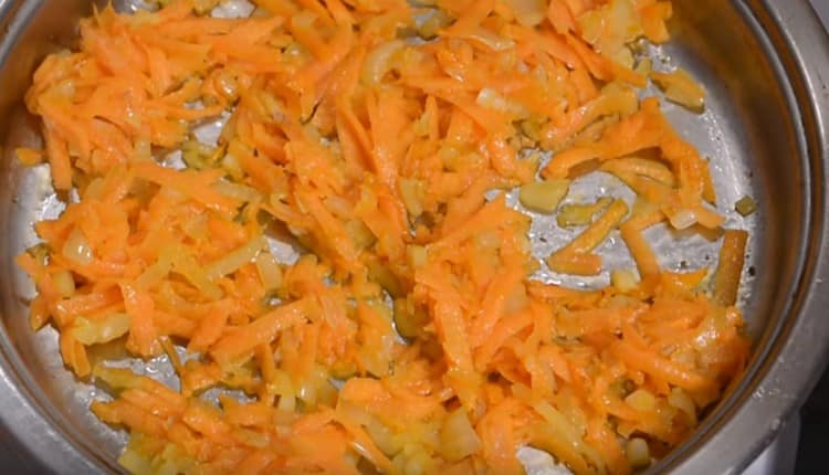 Лук с морковкой обжариваем на сковороде с растительным маслом.