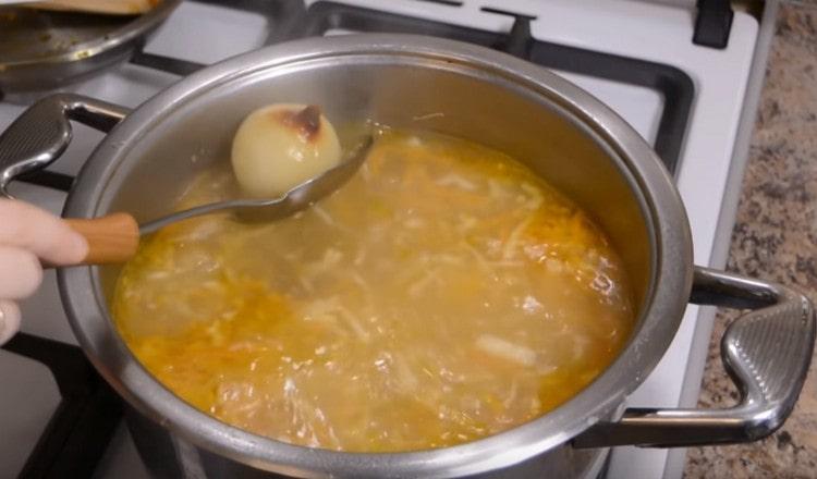 Мясо и лук вынимаем из бульона.