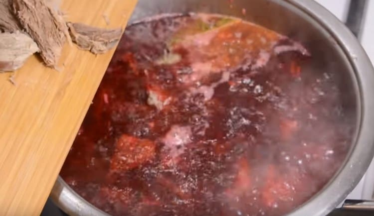 Мясо, которое мы вынули из бульона, режем на кусочки и отправляем в кастрюлю.