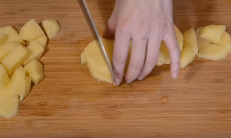 Нарезаем кусочками картофель.