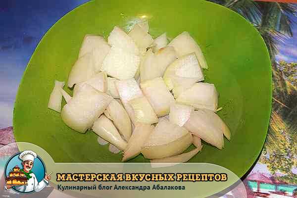 нарезанный репчатый лук для печеночных котлет