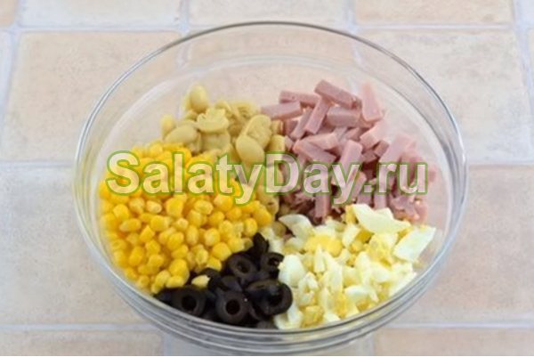 Оригинальный салат с оливками, маслинами, ветчиной