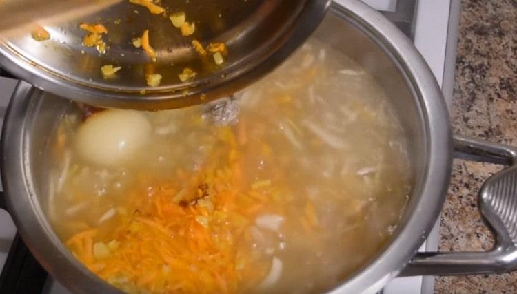 Отправляем готовую зажарку в кастрюлю.