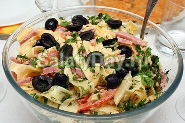 Овощной салат с ананасом и ветчиной