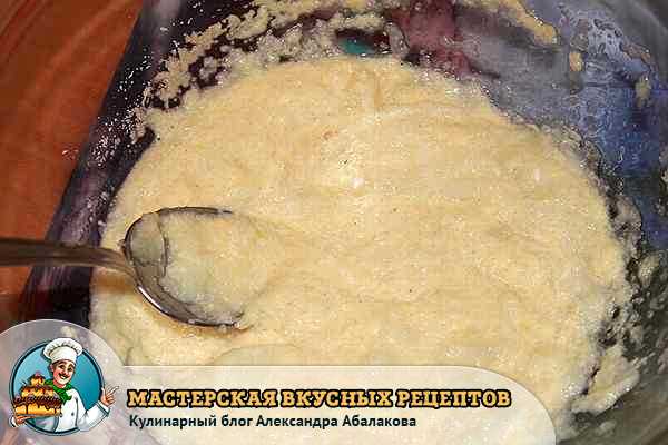 перемешать лук с манной крупой
