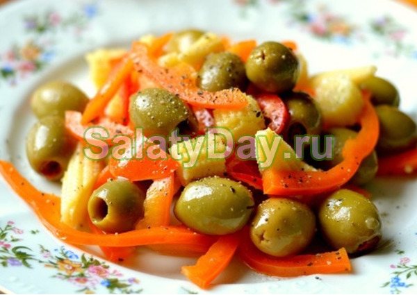 Пикантный салат с перцем, кукурузой и оливками