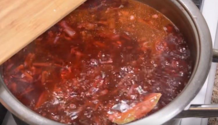 Под конец приготовления добавляем в борщ лавровый лист, соль, а также измельченный чеснок.