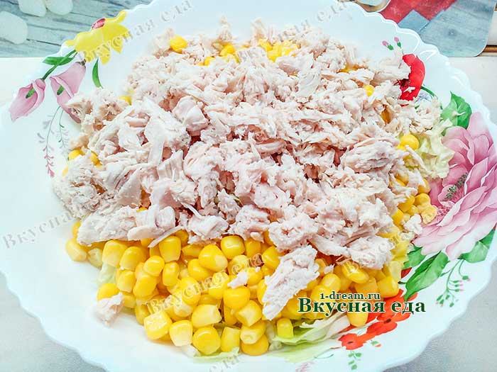 Положить курицу в салат