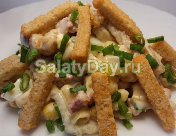 Простой салат с оливками, колбасным сыром и сухариками