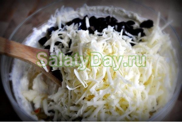 Простой салатик с сыром и оливками