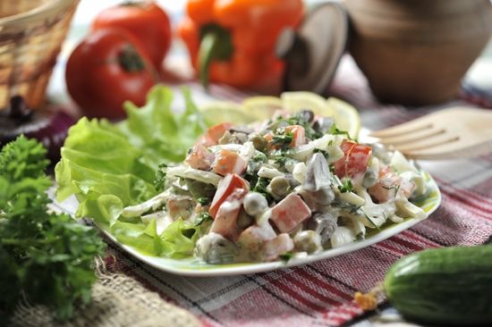 Салат из говяжьего сердца с маринованным луком и маслинами