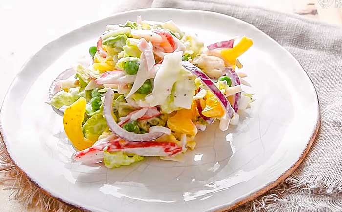 Салат из пекинской капусты с крабовыми палочками