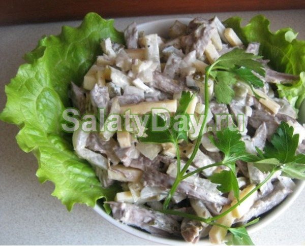 Салат из сердца – с черносливом и кедровыми орешками