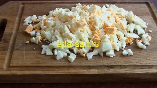 Салат с ананасами и ветчиной нарезаем яйца