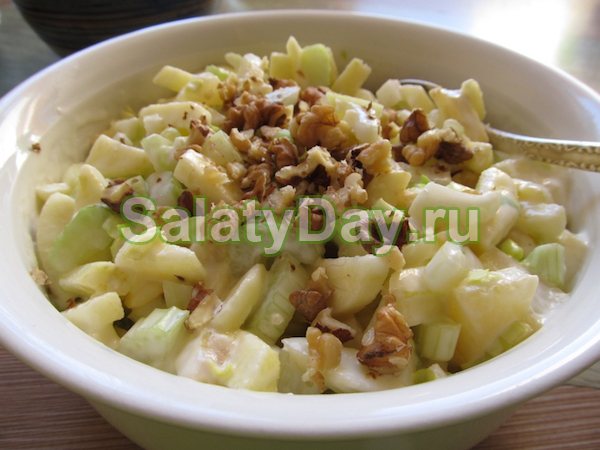 Салат с ананасами, ветчиной и сельдереем