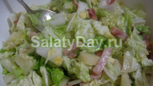 Салат с капустой, ветчиной и ананасами