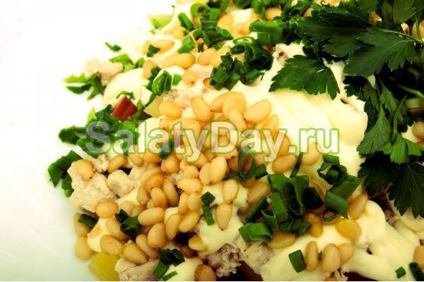 Салат с курицей, ветчиной и ананасами