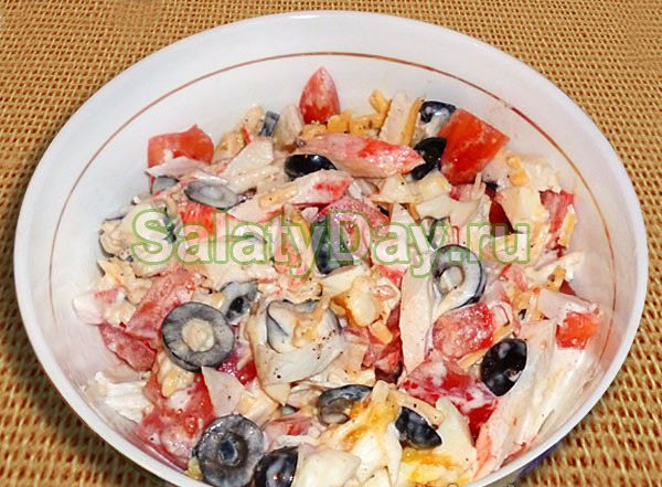 Салат с оливками, крабовыми палочками и сыром