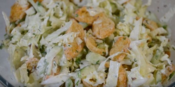 салат с сухариками и пекинской капустой