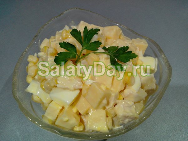 Салат с ветчиной, ананасами и кукурузой