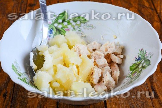 Смешать нарезанную картошку и курицу
