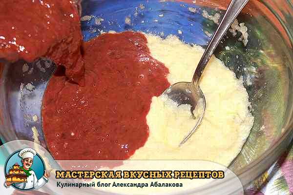 смешать свиную печень с луковой массой