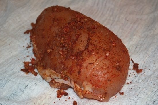 смесью щедро натираем куриное мясо