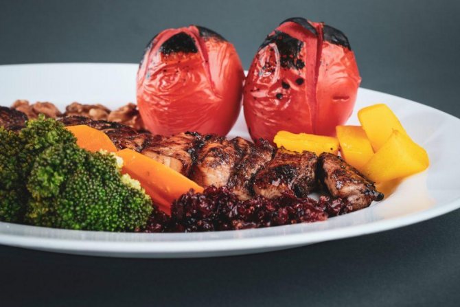 свиной стейк с овощами