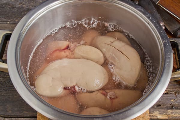 Свиные почки в кастрюле с водой