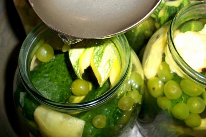 ТОП-6 вкуснейших рецептов засолки сладких огурцов на зиму в банках