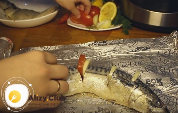 В образовавшиеся ячейки вкладываем кусочки помидора и лука.