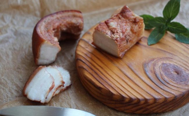 Вареное сало в луковой шелухе по-венгерски