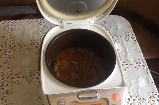 Вкусный гуляш из говядины в мультиварке с подливкой