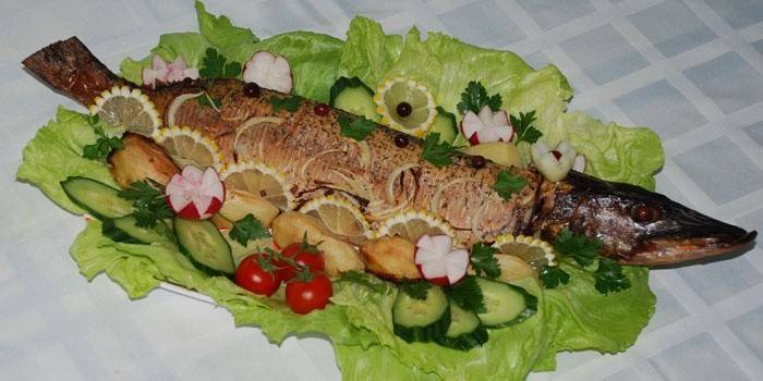 Запеченная щука на блюде с овощами